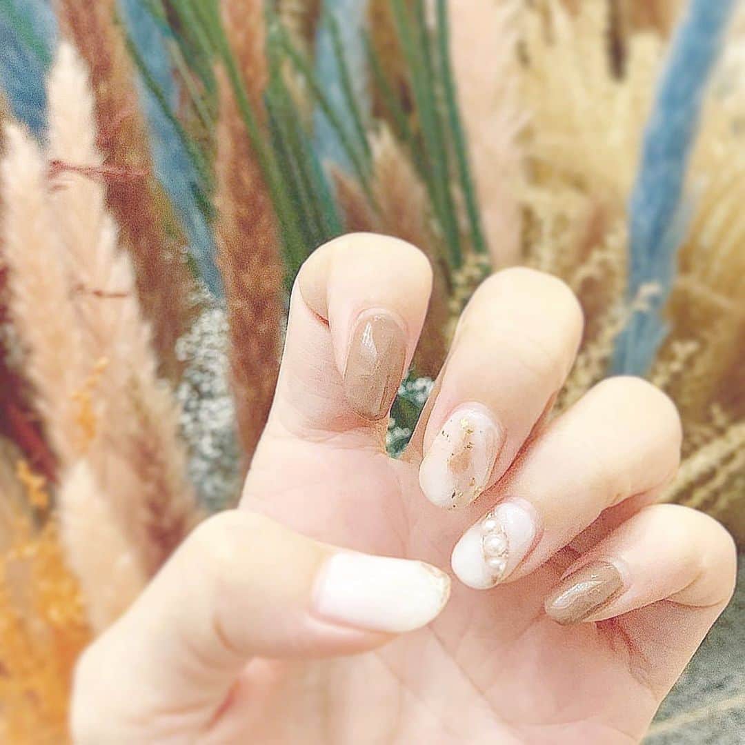 愛内みさのインスタグラム：「・ 大人可愛いアクセサリーnail ﾟ･* o○ ・ #repost @photoesthe_mayu  ありがとうございます✨  ・ ୨୧┈┈┈┈┈┈┈┈┈┈┈┈  表参道徒歩5分のネイルサロン Accueil unautre ・ ◼︎平日　11:00〜21:00 ◼︎土日祝　11:00〜19:00 ・ ▫︎パラジェル追加料金なし ▫︎ 大人可愛いネイルサンプル700種以上！ ▫︎ カラーは300色以上からお選びいただけます。 ・ ・ ・ #ニュアンスネイル #表参道ネイル #アクセサリーネイル」