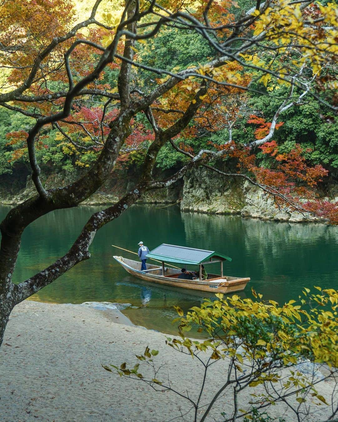 Koichiのインスタグラム：「| Autumn color mix  #BeautifulJapan #Hellofrom #Kyoto  #京都 #嵐山  .」