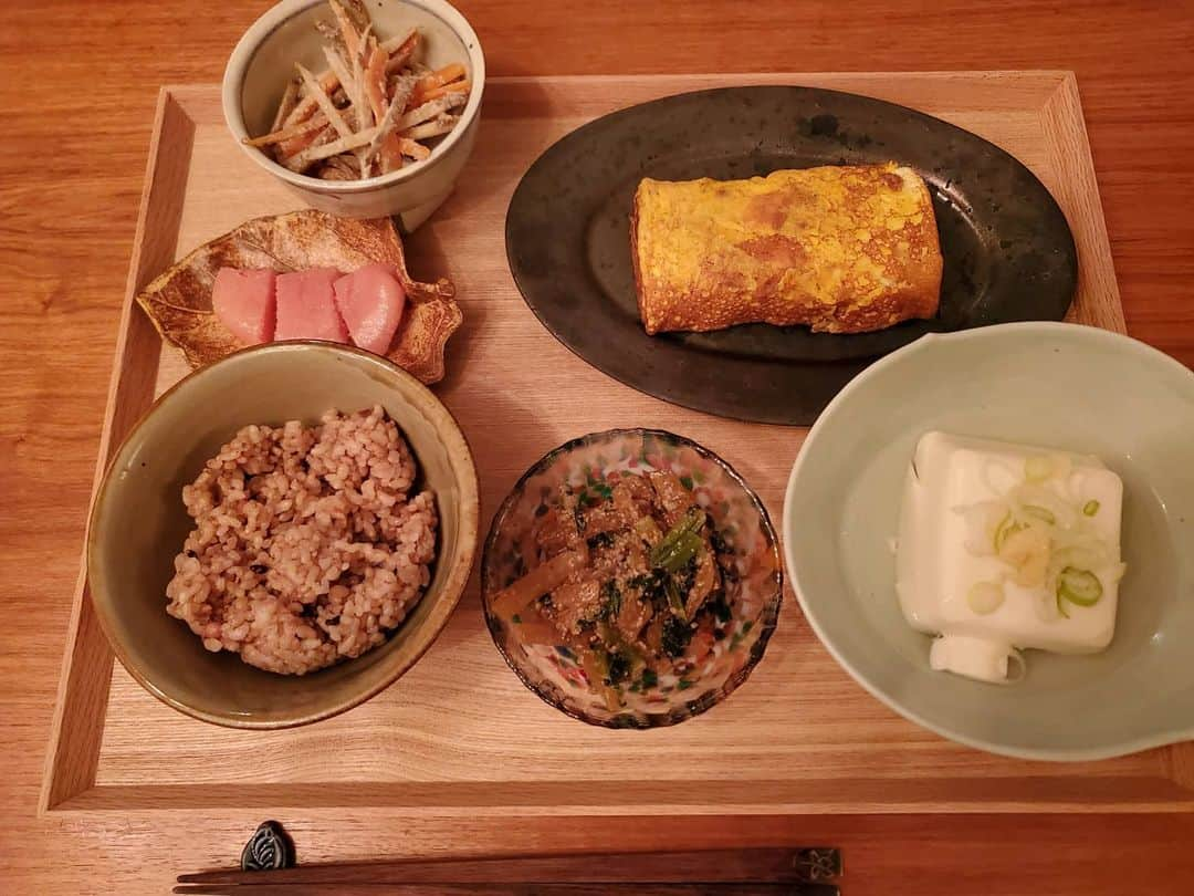 保坂玲奈さんのインスタグラム写真 - (保坂玲奈Instagram)「最近の晩御飯達🤍  ①ずっと和食なのでたまには洋食も。 美味しい蜂蜜掛けブルーチーズ､筑波ワインに 合わせてビストロれなおにしてみた🧀🍯  ②サバの味噌煮がメイン𓆟 身体が暖まってほっこり美味しい 芋焼酎のお湯割り♨最近良く飲む  ③④⑤⑥ あとは一人暮らしだから常備菜で 代わり映えないメニューになりがちなので 器やランチョンマットを変えて 気分転換をしてます。楽しい🤍  最近良い調理道具や食材を 沢山買ったから使うのが楽しみすぎる😍 料理してる1人の時間って無心になれて好き🍳 . . . #ひとりごはん#自炊#れなお亭#豊かな暮らし#一人暮らし#食べるは生きる#ダイエット#私達は食べた物で出来ている#ビストロ風ご飯#料理好き#器を楽しむ暮らし#丁寧な暮らし#一汁三菜#和定食#自宅居酒屋#生蜂蜜#青木良太#津軽びいどろ#我戸幹男商店」11月22日 22時15分 - __renao_0707