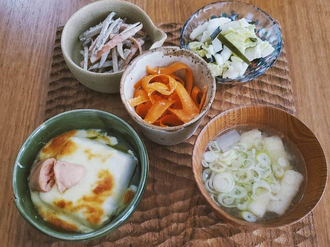 保坂玲奈さんのインスタグラム写真 - (保坂玲奈Instagram)「最近の晩御飯達🤍  ①ずっと和食なのでたまには洋食も。 美味しい蜂蜜掛けブルーチーズ､筑波ワインに 合わせてビストロれなおにしてみた🧀🍯  ②サバの味噌煮がメイン𓆟 身体が暖まってほっこり美味しい 芋焼酎のお湯割り♨最近良く飲む  ③④⑤⑥ あとは一人暮らしだから常備菜で 代わり映えないメニューになりがちなので 器やランチョンマットを変えて 気分転換をしてます。楽しい🤍  最近良い調理道具や食材を 沢山買ったから使うのが楽しみすぎる😍 料理してる1人の時間って無心になれて好き🍳 . . . #ひとりごはん#自炊#れなお亭#豊かな暮らし#一人暮らし#食べるは生きる#ダイエット#私達は食べた物で出来ている#ビストロ風ご飯#料理好き#器を楽しむ暮らし#丁寧な暮らし#一汁三菜#和定食#自宅居酒屋#生蜂蜜#青木良太#津軽びいどろ#我戸幹男商店」11月22日 22時15分 - __renao_0707