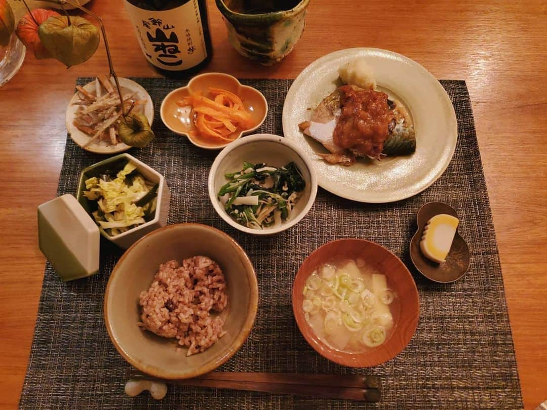 保坂玲奈さんのインスタグラム写真 - (保坂玲奈Instagram)「最近の晩御飯達🤍  ①ずっと和食なのでたまには洋食も。 美味しい蜂蜜掛けブルーチーズ､筑波ワインに 合わせてビストロれなおにしてみた🧀🍯  ②サバの味噌煮がメイン𓆟 身体が暖まってほっこり美味しい 芋焼酎のお湯割り♨最近良く飲む  ③④⑤⑥ あとは一人暮らしだから常備菜で 代わり映えないメニューになりがちなので 器やランチョンマットを変えて 気分転換をしてます。楽しい🤍  最近良い調理道具や食材を 沢山買ったから使うのが楽しみすぎる😍 料理してる1人の時間って無心になれて好き🍳 . . . #ひとりごはん#自炊#れなお亭#豊かな暮らし#一人暮らし#食べるは生きる#ダイエット#私達は食べた物で出来ている#ビストロ風ご飯#料理好き#器を楽しむ暮らし#丁寧な暮らし#一汁三菜#和定食#自宅居酒屋#生蜂蜜#青木良太#津軽びいどろ#我戸幹男商店」11月22日 22時15分 - __renao_0707