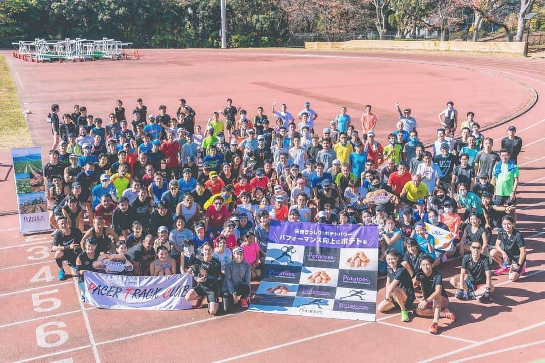 百瀬俊介のインスタグラム：「ポテトアンバサダー百瀬です❗️ 今日は織田フィールドで念願の@pacertrackclub × @potatopower10 のコラボイベントを開催することができました！  11月下旬にも関わらず気温20℃☀️  暑かったなぁ〜  参加された皆様のランに対する情熱も熱かったぁ🔥  200人を超えるランナーが集まりみんなでランしていい汗をかきました👏👏👏  ランセッションを終えた後はポテトの魅力を知ろうをコンセプトに ポテトクイズをやりました🥔🥔🥔  意外と知らないポテトの魅力✨  食物繊維を多く摂取次第人には皮つきポテトがオススメ☝️  ポテトはバナナよりも多くカリウムを含んでいて『カリウムの王様』と呼ばれている👑　　  ポテト、実はかんきつ類にも匹敵するほど多くのビタミンCが含まれている！  中サイズのポテト1個に3グラムのタンパク質が含まれているのでランナーやスポーツで体作りされている人には最適な食材です！  最後にポテトって同量のご飯の半分のカロリーなのでポテトって意外とカロリー抑えめなんです！  身近で手軽に食べられるポテトの魅力、これからもたくさんの人に伝えていきたいと思います✨  最高のペーサー @pacertrackclub のみんなありがとう👏👏👏  #ポテトパワー #ポテトパワーでアスリートを応援📣します #米国ポテト協会 #potatepower #ポテトアンバサダー #マラソン #コラボイベント#ポテト豆知識」
