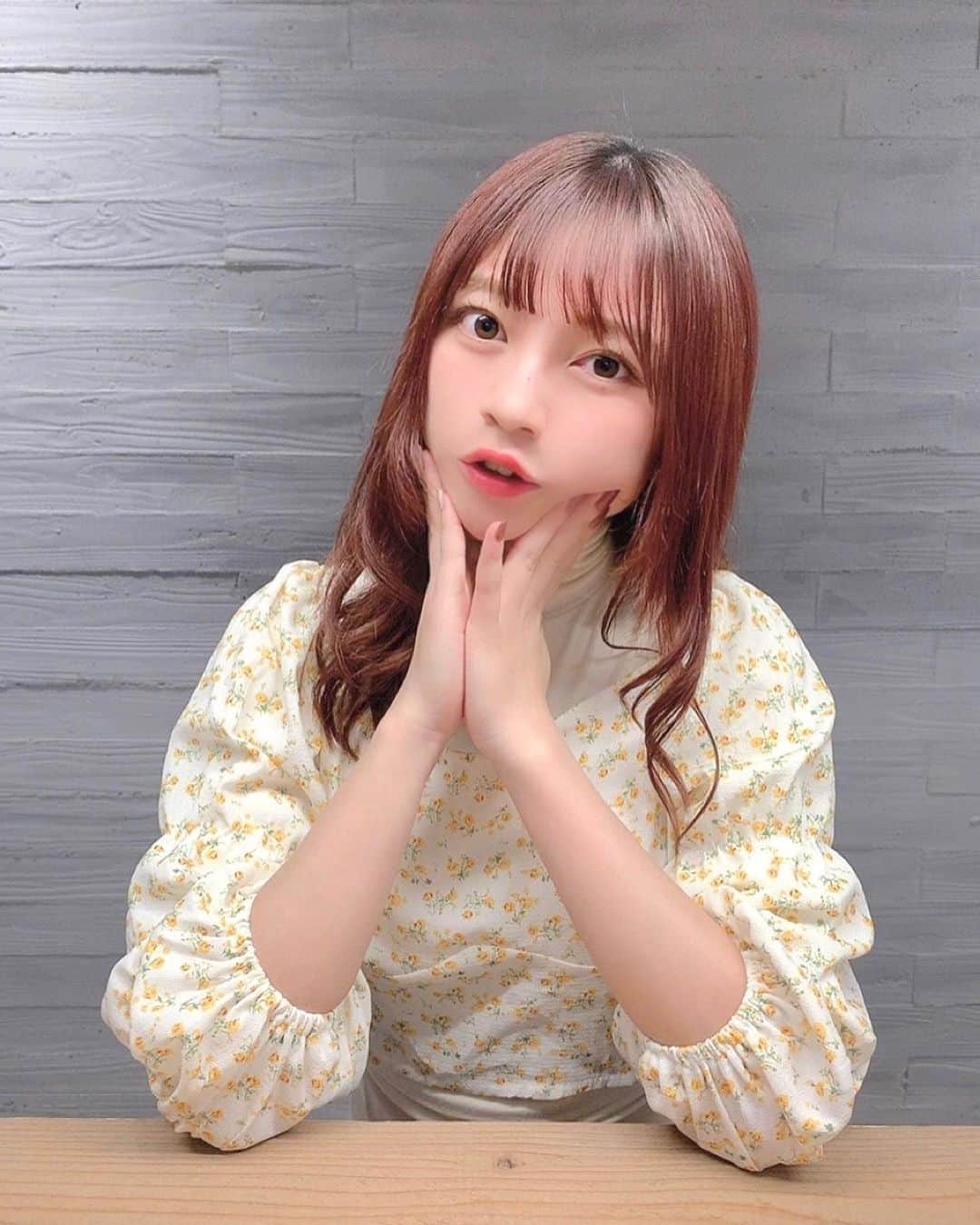 廣川奈々聖のインスタグラム：「今日もお疲れさま🐰🌼﻿♡ ﻿ 寒くなっても タートルネック合わせればなんでも着れちゃう！﻿ ﻿ ﻿ ﻿ ﻿ #秋コーデ#タートルネック#巻き髪#ゆるまき」