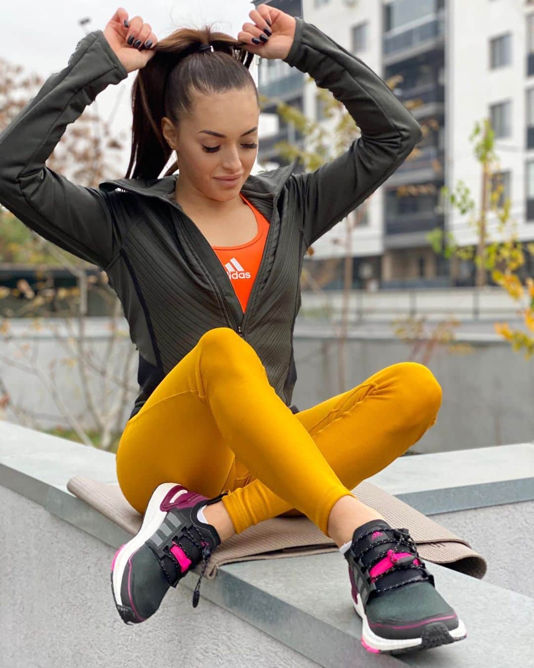 ラリサ・ヨルダケのインスタグラム：「V-aș minți dacă v-aș spune că orice se poate realiza doar dacă vrei, pentru că în sport nu doar asta este important. Pe lângă dorința de a realiza lucruri, trebuie să existe motivația de a continua, indiferent de cât de extenuant ar părea încă o oră în plus în sala de antrenament sau cinci minute de alergare. Poate vă sună greu de crezut, însă toată energia pe care o depui pe teren pleacă de la cât de bine te simți în pielea ta. De aceea, cu noul echipament COLD.RDY by @adidas, antrenamentele parcă au mai multă culoare, iar eu mă simt mult mai pregătită să îmi încep ziua cu dedicare. ✨🙌🥰 #adidasRDY #createdwithadidas #YESadidas」