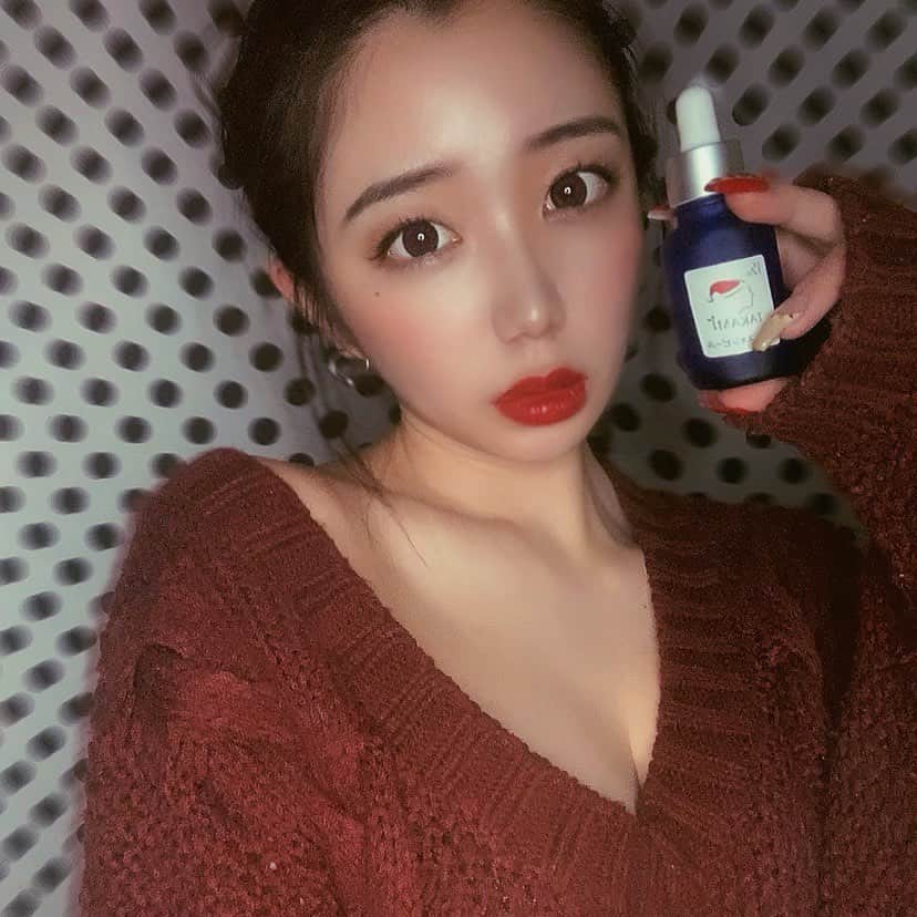 秋本鈴果のインスタグラム：「季節の変わり目で肌荒れしてる時はTAKAMIさんのタカミスキンピールに限るっ‼︎ 即効性があって肌荒れの時はいつも頼りまくりです。。  スキンピールの投稿をしたら収益の一部を子供達の支援する団体へ寄付されるんだって！　なんて素敵な..❤︎  肌荒れで悩んでる方、まじで！ちょーオススメだし、いまだとサンタさんボトルでとっても可愛いからgetしてみてねん🧖🏼‍♀️ . .  #me#my#selca#‪make#cosme#skincare#takami#photo#follow#followme#instalike#instagood#タカミスキンピール #美容#美容院#サロン#カラコン#冬コーデ#冬メイク#いいね返し#ダイエット#くびれ作り#肌荒れ#スキンケア#モデル#グラビア#ファッション#ライブ配信#おだんごヘア#フォローミー」