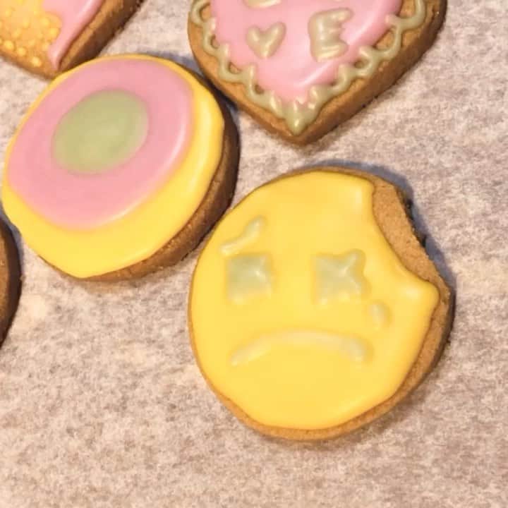 のインスタグラム：「アイシングクッキーにチャレンジしてみました！  ずっと興味のあったアイシングクッキー🍪  クリスマスシーズンなので気軽にトライできるキットを発見してやってみました🎄  アイシングの硬さが難しくて、柔らかくてにじんでしまったのが残念…  お気に入りは  クッキーの欠けてるのを利用して作った ジンジャーブレッドマンになれなかったジンジャーブレットくん  かじられスマイリー  練習のつもりが思わず和柄になったもの  薔薇になれなかったお花  コツをつかんできたのでまたチャレンジしたいです🙌🏻  今度はカラーから自分でやりたいな👀  #アイシングクッキー　#初めて　#チャレンジ　#無印良品」