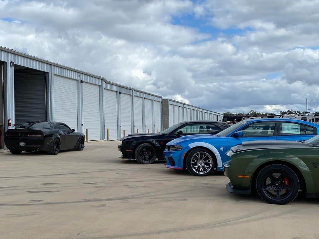 ビル・ゴールドバーグのインスタグラム：「A 1,000 hp challenger, 2 demons and a Daytona walk into a bar.... WAIT!! 😂😂 As @metrongarage and I break ground on #goldbergsgarage2 ..... these bad boys needed a quick break from hibernation 😬 ! @dodgeofficial  @gearheadfabrications #carbonfiber #hellcatchallenger  #001 #b5 #hellcatcharger #daytona #f8 #demonchallenger  @nittotire @hre_wheels @dave.salvaggio @bendpak @xpel @magnaflow @rufftuffofficial @redynutrients @whipplesuperchargers @oneethanol #dodgegarage #carporn #carsofinstagram #moparornocar @wwe」