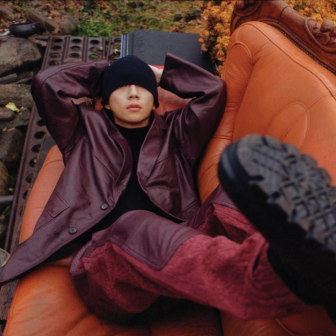 YOONさんのインスタグラム写真 - (YOONInstagram)「@munchinthepool spent one night and two days in a mountain valley in Pyeongchang, Gangwon Province with @DazedKorea and in @ambush_official AW2020 Collection + @converse 💙🖤🇰🇷 . AMBUSH®︎ x Dazed Korea  December Issue  . Talent Woo Wonjae @munchinthepool Editor Lee Woomin @wooomni Fashion Son Yabi @sonyabi , Kwak Sky @kwakwhaki Photography Min Hyunwoo @minhyunwoo_ Hair Sin Gabe @gabe.sin Makeup Kim Dohyun @1031top Assistant Kim Jinseok @oeita . 저의 모국에서 의미있는 프로젝트를 성료해주신 아티스트 우원재 님과 항상 멋진 결과물을 보여주시는 데이즈드 팀 여러분께 감사드립니다. . 이번 엠부쉬X컨버스 콜라보 프로젝트에도 많은 관심 부탁드립니다.💙🙌🏽🖤 . #converse #chucktaylor #chuck70 #AMBUSH #dazed #woowonjae」11月22日 22時28分 - yoon_ambush