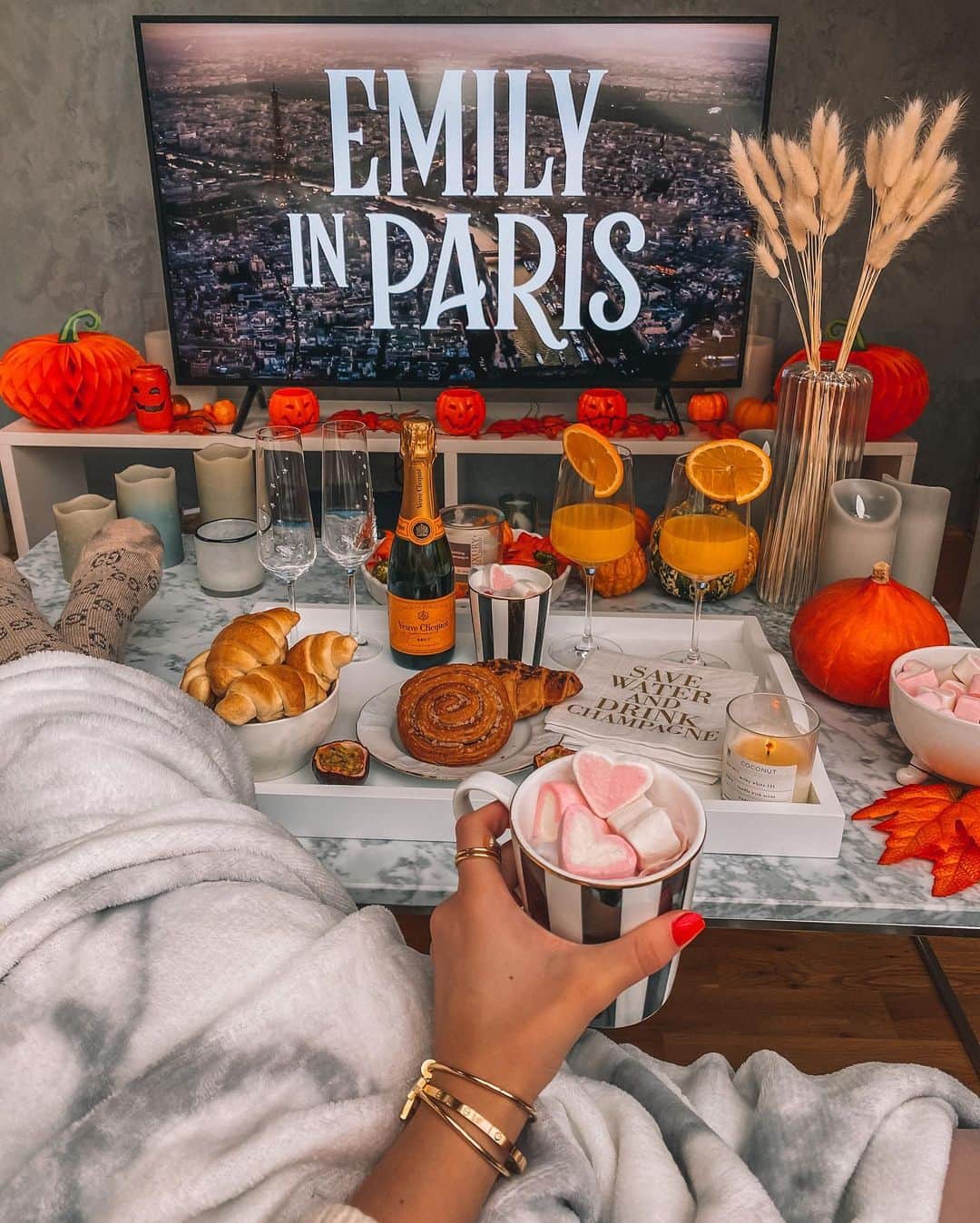 バーボラ・コディトヴァのインスタグラム：「Netlix, hot chocolate and tons of blankets is my answer to the current weather 🤗」