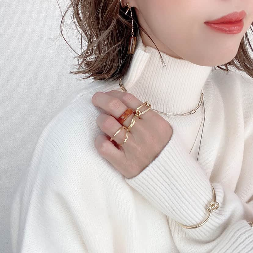 miho.a.nicoさんのインスタグラム写真 - (miho.a.nicoInstagram)「new in❤︎ ・ @meredy_accessory さんのマーブルリング✨　 べっ甲リング🤎 先日UPした @meredy_accessory のピアスとセットで着けたらめっちゃ可愛い💕 ・ 他にも可愛いアクセサリーが沢山あるので是非サイトをチェックしてみて下さい😆✨ ・ ・ ring# @meredy_accessory  ・　 ・ #アクセサリー#ピアス#pierce#べっ甲#べっ甲ピアス#ゴールド#ゴールドアクセサリー#ハンドメイド#ハンドメイドアクセサリー#リング#ring#べっ甲リング」11月22日 22時32分 - miho.a.nico