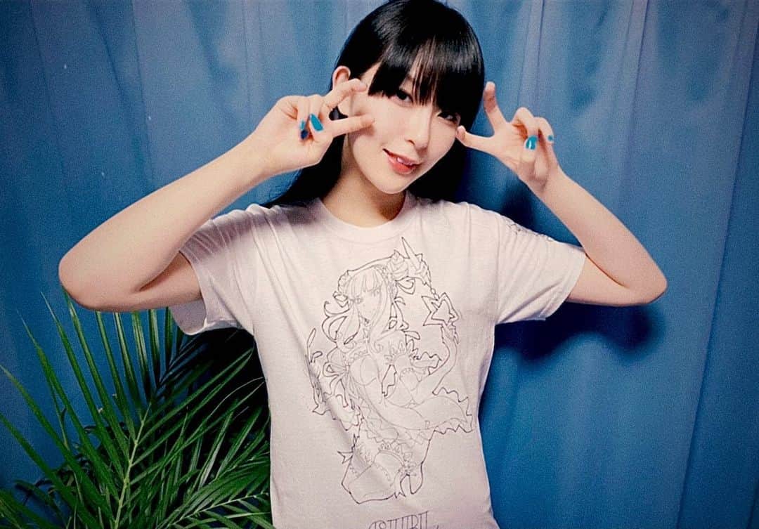 DAOKOのインスタグラム：「“ME!ME!ME!”公開から6年✨ おめでとうございます‼︎  末永く世界中に愛される作品に携われたことがとても嬉しいです。幼少期からアニメを観て育ち、これからもずっと大好きです🧬このTシャツは“GIRL”ですが(飾っていた)吉崎響さんと井関修一さんは実に最高‼︎ スタジオカラー、言わずもがな最高‼︎ #MEMEME #DAOKO」