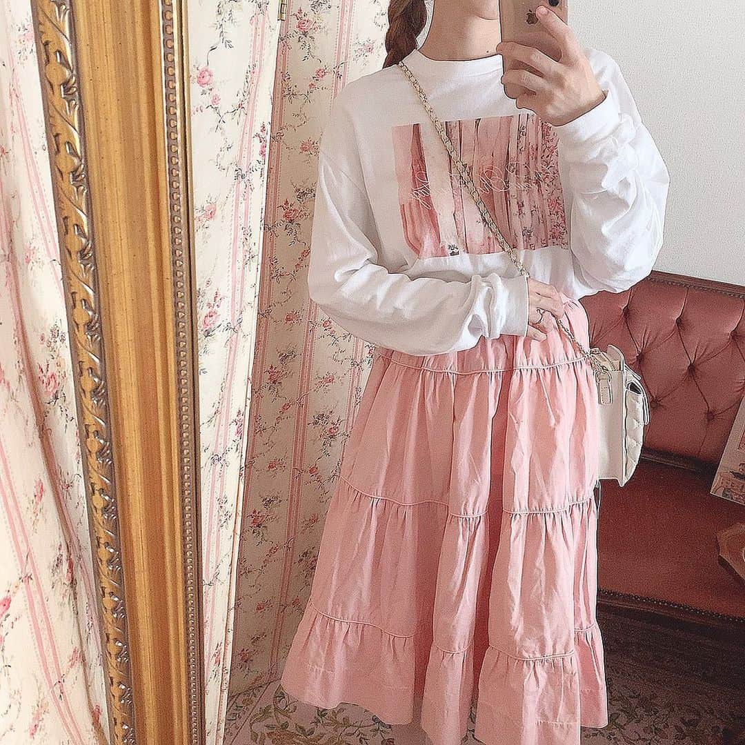 酒元麻衣（まいへー）のインスタグラム：「ロンT🤍🤍 50sのスカートと合わせてみました🎀 . こちらのデザインはヴィンテージドレスを並べて撮影したものをプリントしております🤍vieuxrosevintageのロゴはカリグラファーの　@little_momo_calligraphy 様に依頼して書いて頂きました🤍🤍 . . ロンTのデザインは3種類作りました♡あと二種類はまた後日公開しますね🤍 . . スウェットを販売しようとギリギリまで検討していたのですが値段が高くなってしまうのと、少しだけ生産するのが難しい為今回はロンTのみ販売する事になりそうです。。（ ; ; ）スウェットをほしいと言って下さった皆様には本当に申し訳ないです…（ ; ; ）ロンTはオールシーズン着れるのでもし宜しければ…😢 . . 今日最終サンプルのチェックが終わりましたので準備が出来次第販売開始します🤍また告知させて頂きます🤍」