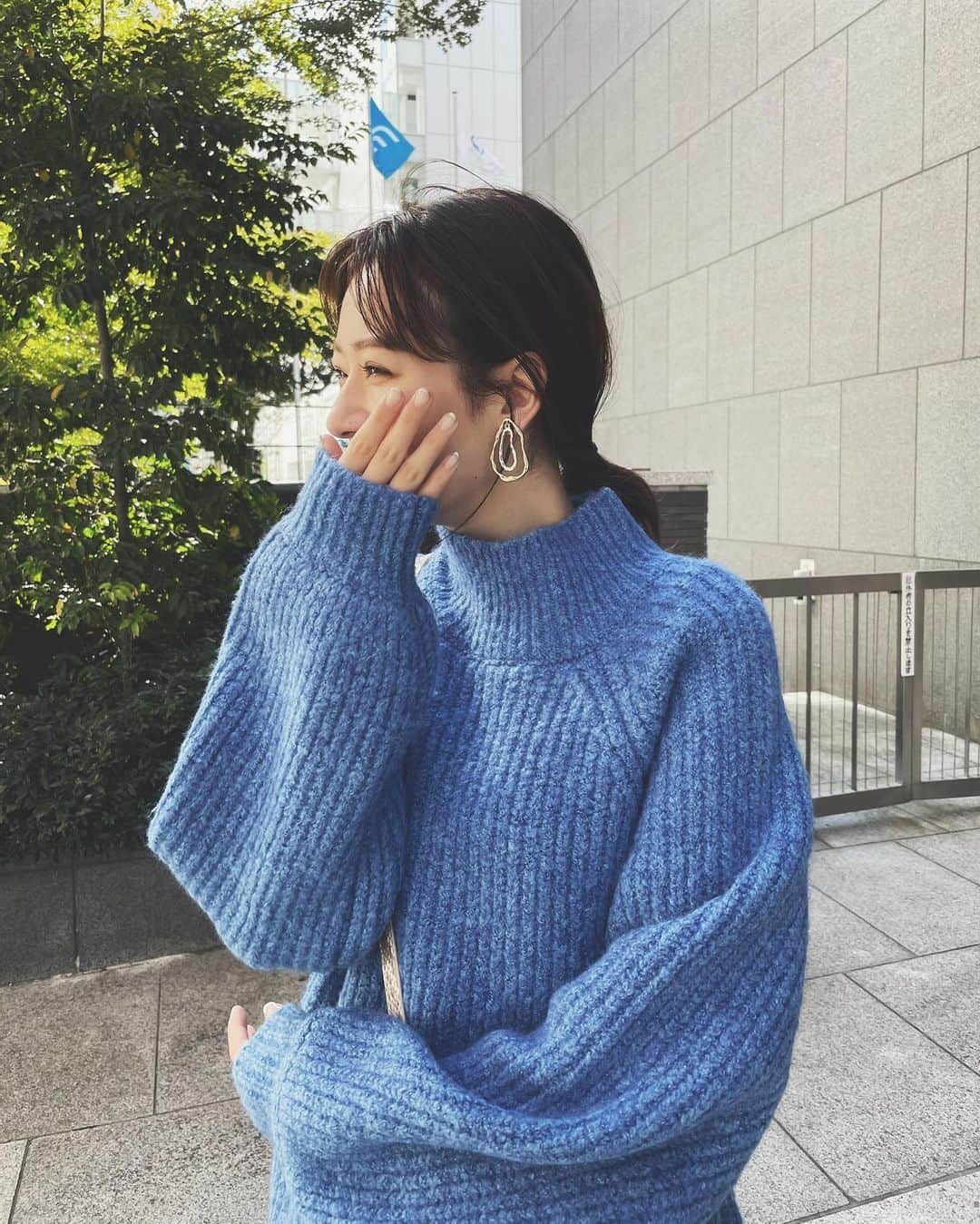 上地雅弥 MURUAのインスタグラム：「カラーニット可愛い🥺🥺 アイボリーブラウンばっかり着てたから、久々にカラー着るとテンション上がるなぁ🥺♡ . 来週から寒くなるみたいだから 無くなる前にニットいっぱい買わないと🥶🥶 . . #murua #murua_official #murua_by_staff #ハイネックボリュームニット」