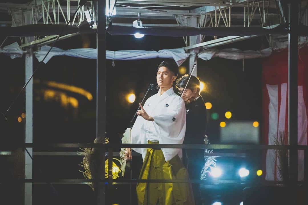 梅川壱ノ介（舞踊家）のインスタグラム：「静かな夜に  𝐈𝐧 𝐭𝐡𝐞 𝐪𝐮𝐢𝐞𝐭 𝐧𝐢𝐠𝐡𝐭 ￣￣￣￣￣￣￣￣￣￣￣￣￣￣￣￣￣￣￣￣￣￣￣ 静かな夜もたまにはいいよね。 時を楽しもう。  #梅川壱ノ介 #日本舞踊 #舞踊家 #伝統芸能 #日本文化 #にほん #伝統美 #日本の四季 #日本の美 #自然 #静かな夜に #時を楽しむ  #楽しもう」