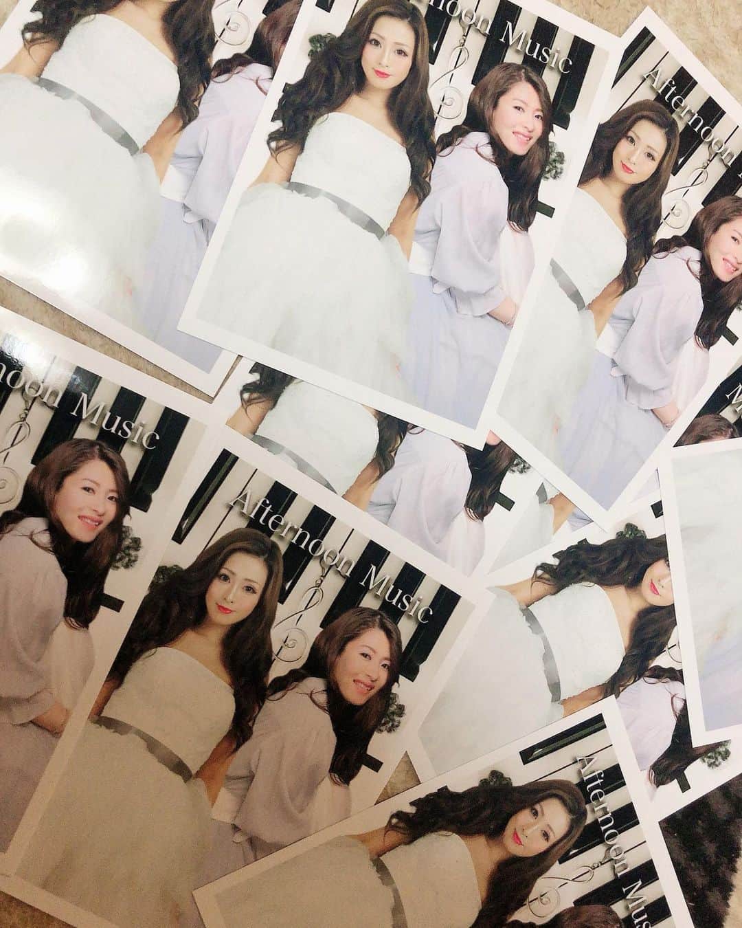 Fujikoのインスタグラム：「明日の2マンライブの特典💋  私達のサインとメッセージをおつけして、記念に💖👸🏻  お席あと少しだけありますが、 もしよかったら是非参加してくださいね、特典も間に合います😊✨  チケットご予約はこちら💁🏻‍♀️ https://form1ssl.fc2.com/form/?id=a7bc7b25799f9d83  #Fujiko#齋明寺麻里愛 #アーティスト#シンガーソングライター#singer#関西#注目のシンガーソングライター」