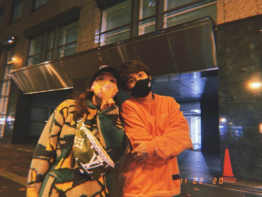 仲里依紗のインスタグラム：「いいふうふのひ👫🏻 とか全く忘れてて意識してなかったけど インスタでみんなあげまくってて そういえばそうか🧐❗️ ってなり焼肉食べた帰り道トカゲくん🦎(息子)に撮ってもらった写真がこちらになります💁‍♀️📷  毎日毎日ケンカするけど いい夫婦ですねってよく言われてます🤣笑」