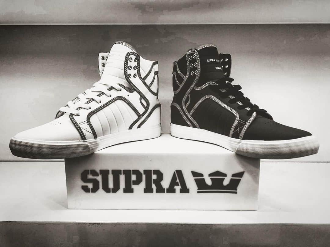 SUPRA TOKYOのインスタグラム：「【SKYTOP】  “BLACK REFLECT WHITE & WHITE REFLECT WHITE" Store & Online.  #suprafootweartokyo #sneaker  #skytop #reflect #white #harajuku」