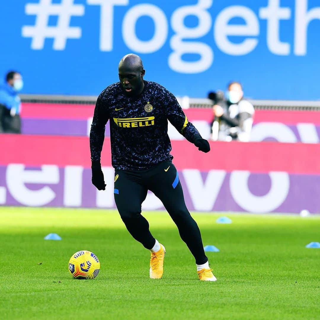 インテルナツィオナーレ・ミラノさんのインスタグラム写真 - (インテルナツィオナーレ・ミラノInstagram)「WARMING UP 🔥🏟 #InterTorino kicks off at 15:00 CET: from where will you be tuning in? #Inter #ForzaInter #SerieA #Football #WarmUp」11月22日 22時42分 - inter