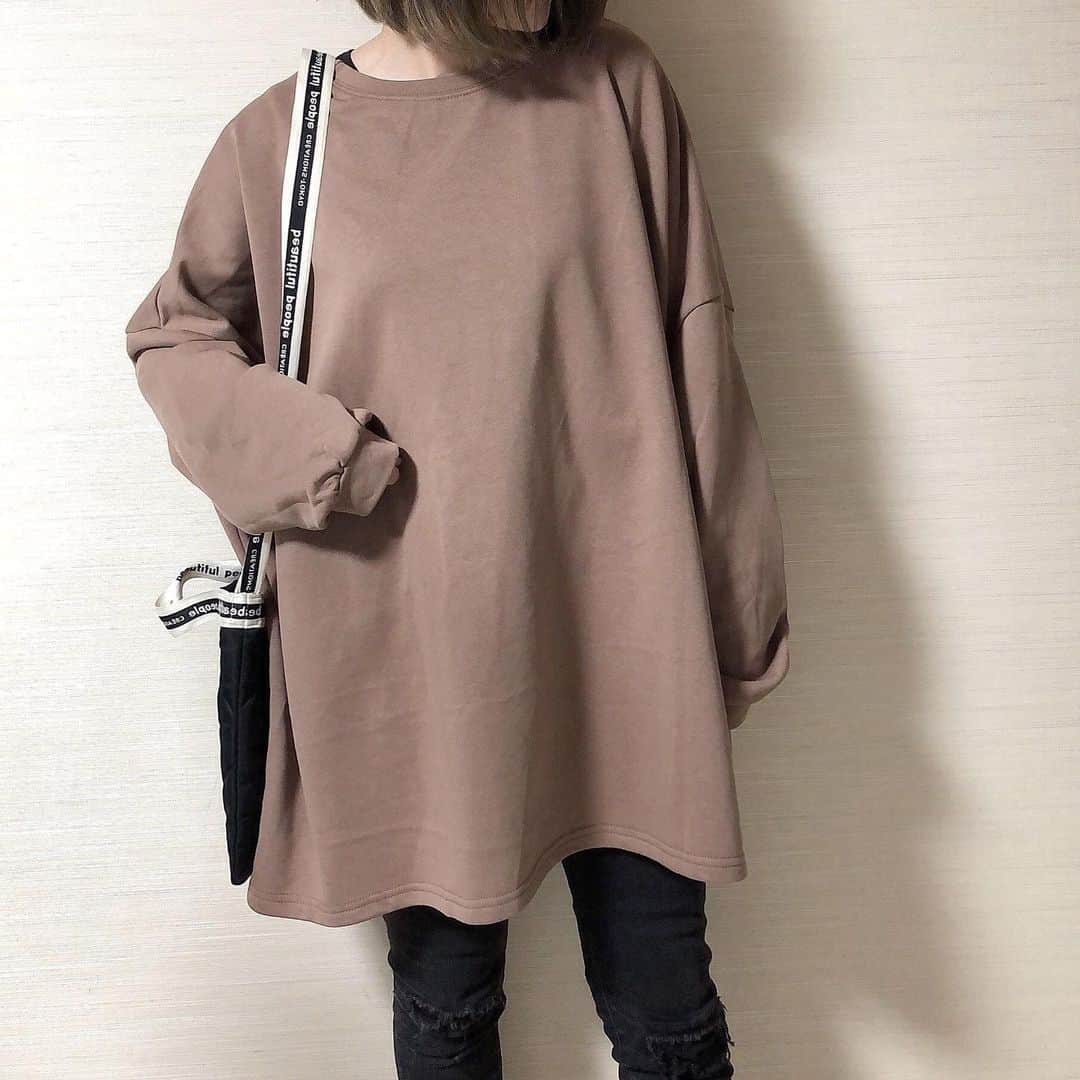 のインスタグラム：「. パッと楽に着られて可愛い スウェットチュニック♡ 気になるお尻周りまで 隠れる丈なのが嬉しい\( ¨̮ )/✨ 薄手なので寒い時期はアウター羽織れば ロングシーズン使えそう👏🏻 カラバリも豊富でした♪  @kirakirashop_kg  ▷▷ビッグシルエットスウェットチュニック 23日 10:00 ～ 24日 09:59 まで タイムセールで2380円（送料無料）に✨  . . .  #ロカリ#おちびコーデ#locari#ootd_kob#ponte_fasion#mineby3mootd#152cm#152cmコーデ#低身長コーデ#大人カジュアル#kirakira_style #kirakirashop」