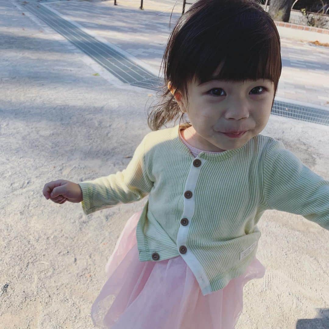 小松美緒のインスタグラム：「最近は　 女の子らしく　 ごっこ遊びが大好きで　 付き合わされてはいますが、、、　こっちも本気でやらないと怒られます。笑 私も小さい頃おままごとが大好きだったなぁ〜と思い出しながら 意外と一緒にアイスクリーム屋さん🍨楽しんでます♡」