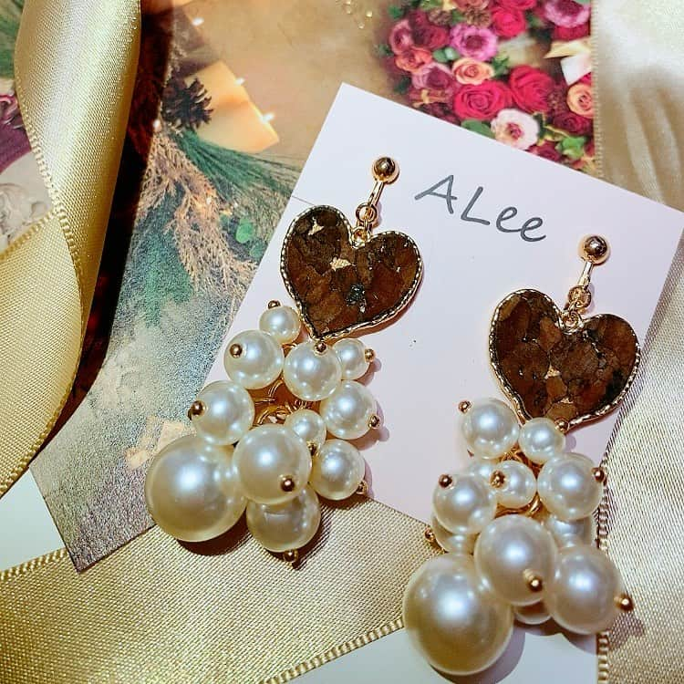 𝙷𝚘𝚝𝚊𝚛𝚞𝚗のインスタグラム：「♡ 引き続き𝐴𝐿𝑒𝑒のアクセサリー💎 ハートのコルクにコットンパールが可愛い😍💕 ． @alee_happy.lucky  . #ハンドメイドアクセサリー#アクセサリー#alee#ハンドメイド #ハンドメイドピアス #ハンドメイドアクセ #キャッツアイピアス #キャッツアイイヤリング」