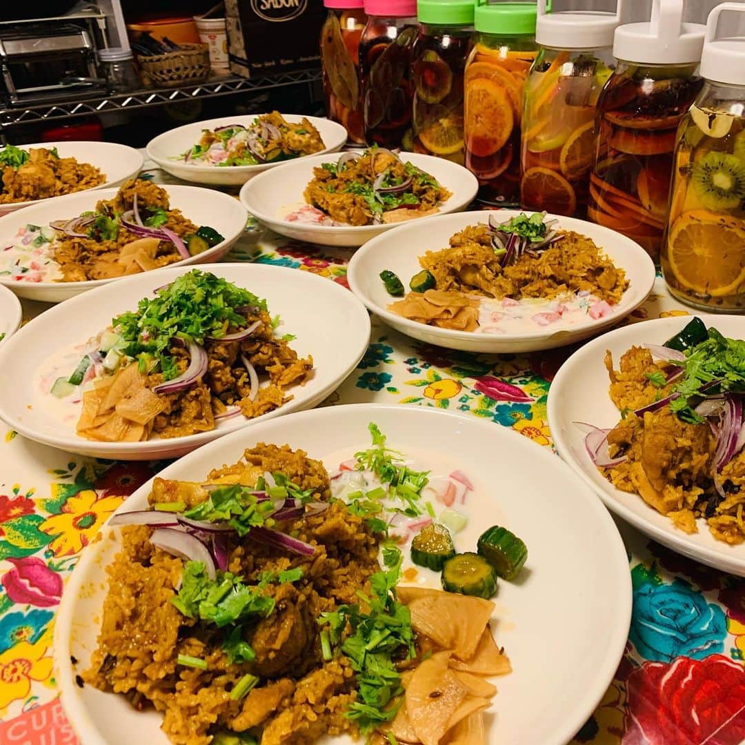 一条もんこさんのインスタグラム写真 - (一条もんこInstagram)「チキンビリヤニ。  炊飯器で簡単に炊けます。おいしいです、、！！ #チキンビリヤニ#料理教室#スパイスライフ#SpiceLife#渋谷#レッスン#カレー教室#スパイス料理教室#炊飯器#簡単料理#美味しい#ビリヤニ#インド料理#炊き込みご飯#スパイス#スパイス料理#サングリアも#楽しい時間#一条もんこ」11月22日 22時48分 - monko1215