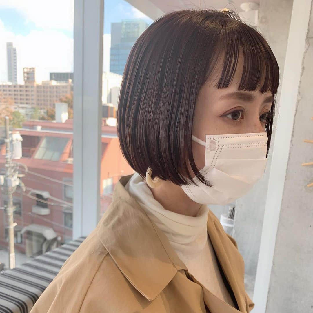 小松美緒のインスタグラム：「ショートから少しのばして　 コロンとした　 ミニボブへ。　 　 ミニボブってショートから伸ばしていく　 過程を楽しませてくれる　 すぐれものなおしゃれhairだなぁ〜  大人の女性にもぴったり。　 タートルやハイネックにも　 ぴったり。　  いつもありがとうございます♡  @izumina8   @wyeth_hair」