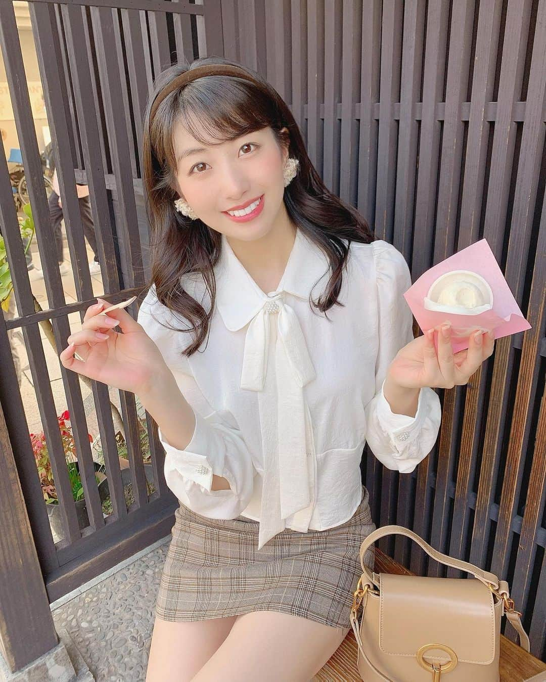 関根ささらさんのインスタグラム写真 - (関根ささらInstagram)「アイスモナカ🍨♡ . . アイスの味が変わり種ばかりで、私はお醤油味のアイスにしました♡。みたらし団子でしかなかった！！！美味しすぎ！！！♥️ . . 秋ってなんでも美味しいよねぇ、いつもいっぱい食べるけど、この日の私の胃袋ブラックホールでした🖤🤗🍚 . .  #ひがし茶屋街 #アイスモナカ #japanesegirl #japanesefood #instagood #instalike #女子旅 #金沢 #金沢グルメ #金沢カフェ」11月22日 22時56分 - sasarasekine