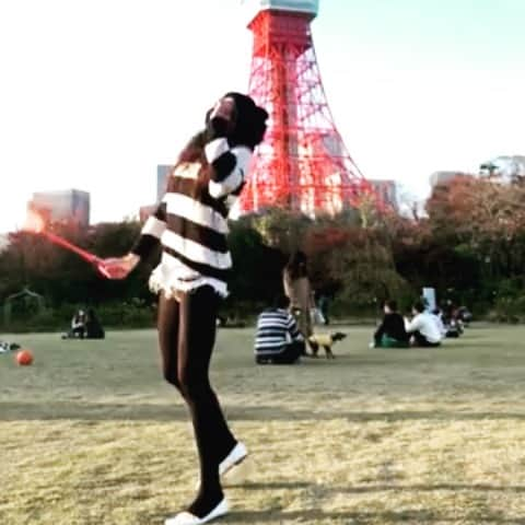 加賀美セイラのインスタグラム：「#BeautifulFallWeather🍁🍁🍁 #PlayingBadminton🏸🏸🏸 with #family #chilling by a #park #TokyoTower🗼　#🗼🗼🗼　#東京タワー🗼🗼🗼　＃公園遊び　#家族とバドミントン🏸 #紅葉綺麗🍁 ＃元バト部　#FallSeason🍂🍂 天気いー感じーーー気持ち良いーーー🍁🍂🍁#絵かける　#秋いーね　#紅葉絨毯」