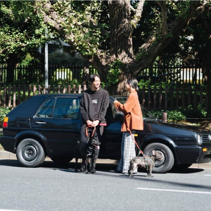 ラブリのインスタグラム：「本日いい夫婦の日ってことで 夫婦になったばかりの頃の写真載せますね🚗  これ実は私の愛車です、ゴルフ2さんです。 最近二人で二人の車を買ったので サヨナラすることになりました。 音が良いんですよ、肌馴染みがいいというかね  そんな夫婦で居たいですね 肌馴染みのいい夫婦。 頑張りすぎず、ね。大切な時にちゃんと 大切なことが言える関係では居たいと思ってます  もうすぐ私の誕生日ってことは（31らしいわぁ） もうすぐ結婚記念日ってことになります。きゃ」
