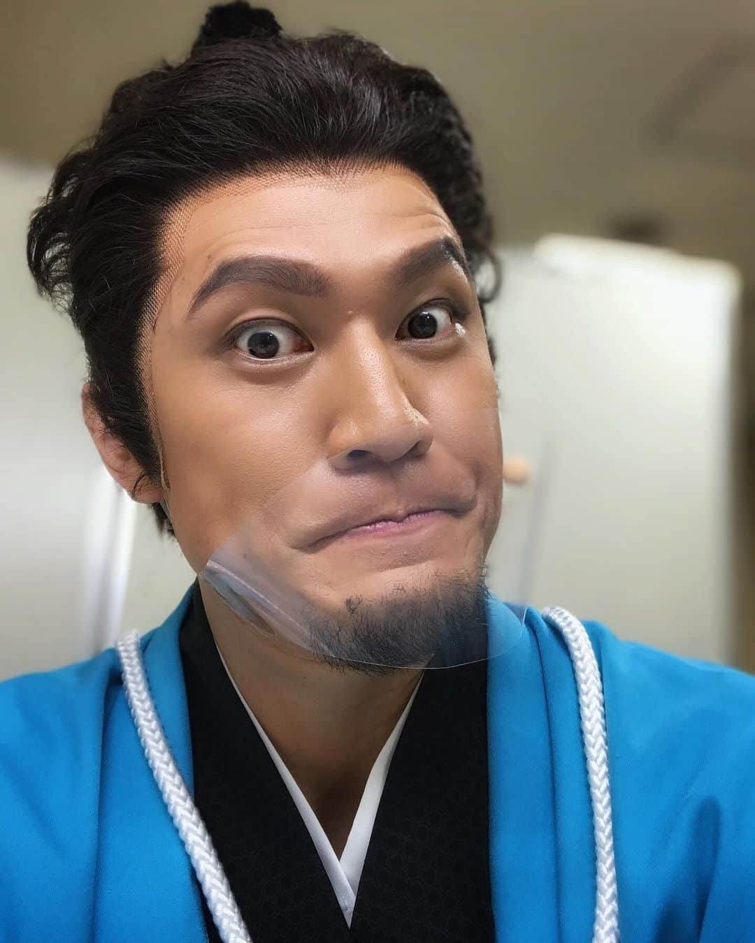 小柳心のインスタグラム：「本日もご来場ご視聴、誠にありがとうございました。  全然みんなと写真撮ってないなあ。たくさん大変なことがあったから、みんなと思い出がほしい、なんておもったり。  ついに明日は千穐楽。 幕を下ろすその時まで、研鑽を続けお届け出来ればと思います。  #刀ミュ #幕末天狼傳2020 #新撰組 #近藤勇」