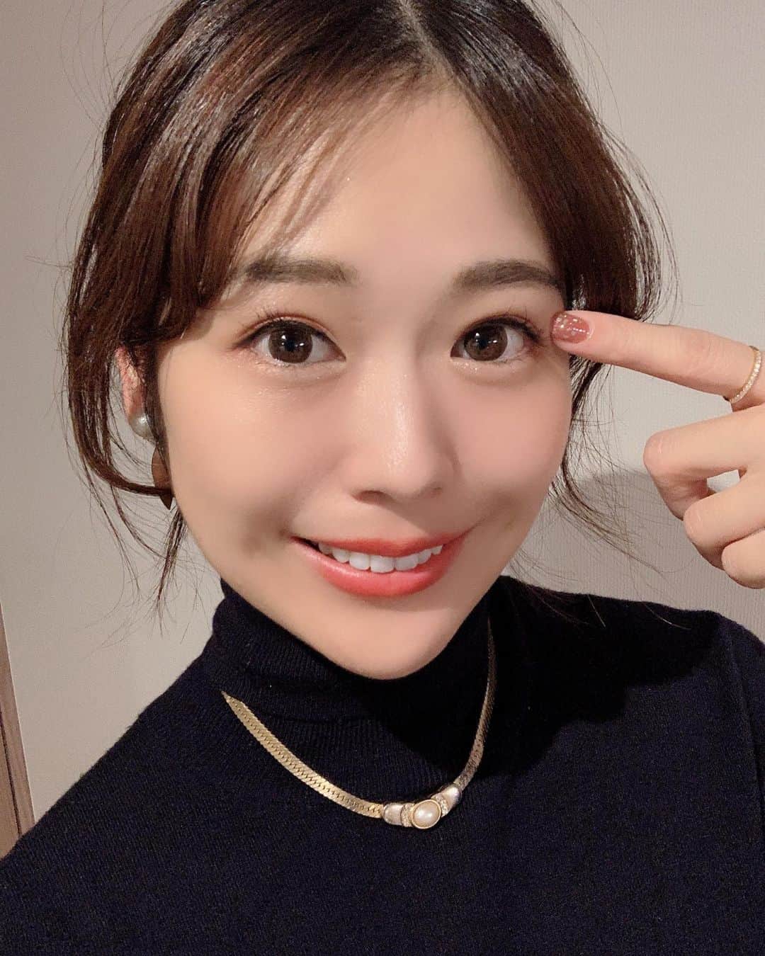 小日向えりのインスタグラム：「無計画な休日🦄 思い立ったが吉日🌻映画へ 鬼滅の刃で夢と現実👹 夕飯は豚カツ🐷元気はつらつ💪  #韻踏んでみた  YO!!  夕方まで家事やお仕事して 夕方から思いつきで 「鬼滅の刃」劇場版を観に行って トンカツ食べて ブラブラZARAでお買い物して…  無計画な休日、楽しかったなぁ❤️  #ピンクシャドウ #休日メイク #コーデメモ」