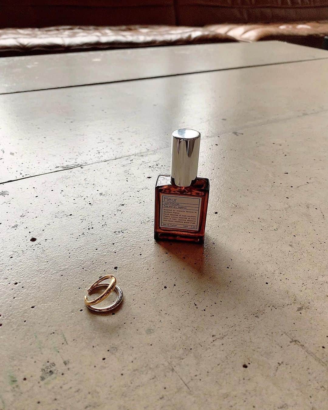 古賀文沙のインスタグラム：「・ ・ ・  最近の愛用  #auxparadis  #fleur の香り しっかり濃厚な気分のときに💐  気に入りすぎて 同じ香りのアルコールスプレー もget✔️  ・ ・ ・」