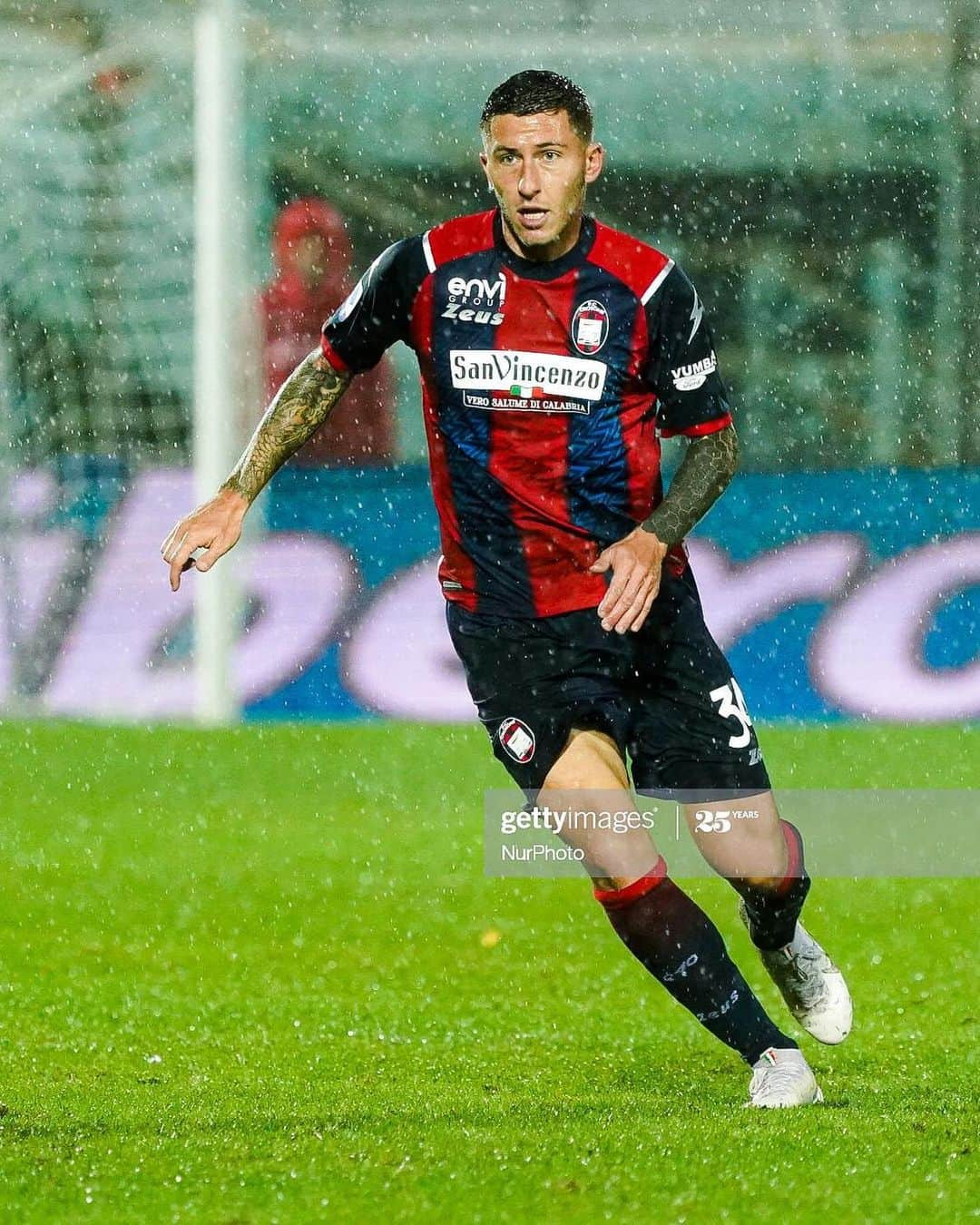 ルカ・マッローネのインスタグラム：「⛈ 💙❤️🦈 ⁣ ⁣ Nelle mie storie trovate l’iban per sostenere la città di Crotone, vittima di questa emergenza alluvione. ⁣ ⁣ #ForzaCrotone」