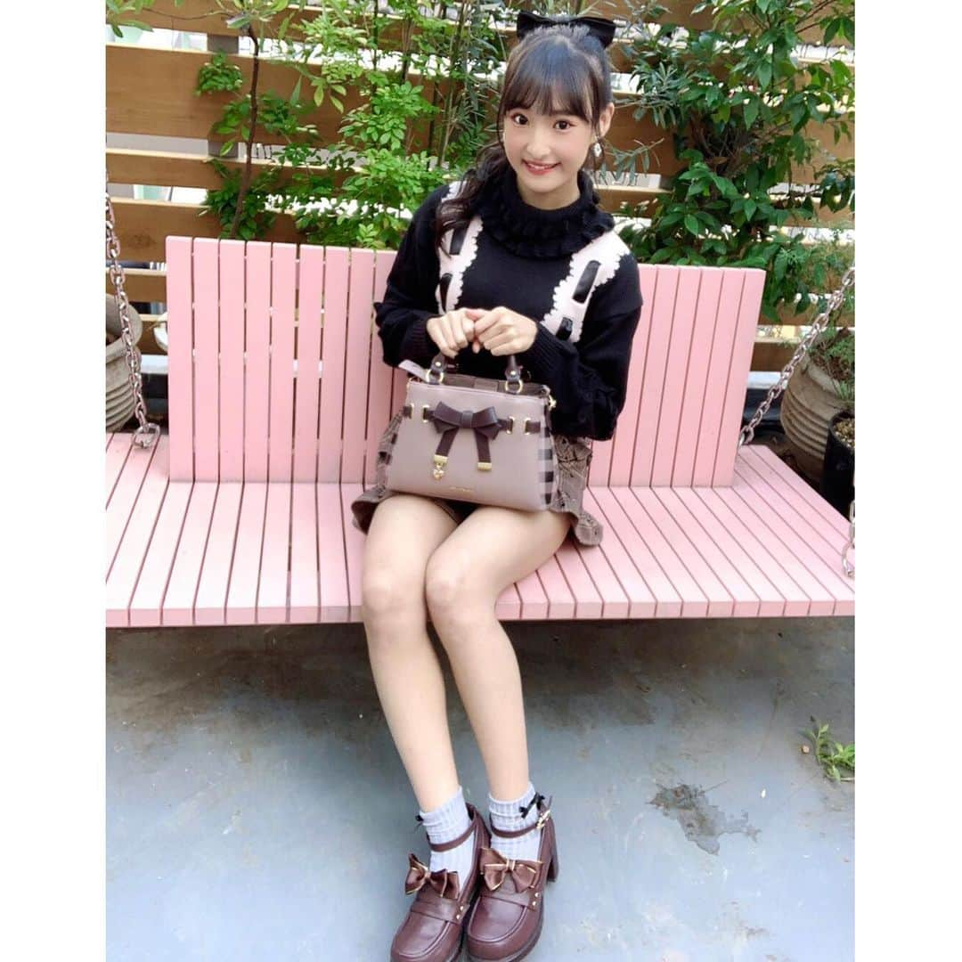 岡本怜奈さんのインスタグラム写真 - (岡本怜奈Instagram)「♡﻿ #秋コーデ🐿🍂﻿ ﻿ ﻿ #fashion 🤎﻿ ﻿ ✔️ 𝒇𝒓𝒊𝒍𝒍𝒔𝒉𝒐𝒓𝒕𝒔 #lizlisa (@lizlisa_official_japan)﻿ ✔️ 𝒔𝒉𝒐𝒆𝒔 #amavel (@amavel_official)﻿ ✔️ 𝒉𝒂𝒊𝒓𝒂𝒄𝒄𝒆𝒔𝒔𝒐𝒓𝒊𝒆𝒔 #hm (@hm)﻿ ✔️ 𝒃𝒂𝒈 #samanthavega﻿  (@samantha.vega_official)﻿ ﻿ ﻿ 小学生の頃から着ているニット😂﻿ めっちゃお気に入り🧶💗﻿ ♡﻿ ♡﻿ #nmb48 #岡本怜奈 #れなたん #たんたんコーデ﻿ #コーデ #ファッション #ニットコーデ﻿ #ヘアアレンジ #ポニーテール #happy #Instagood」11月22日 23時08分 - renatan1222