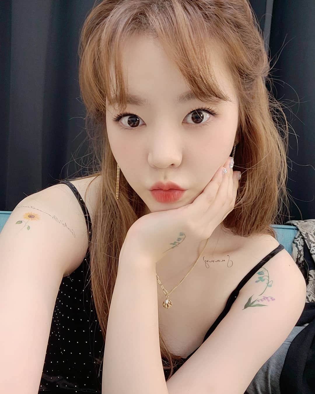 サニー のインスタグラム：「뭐?! 이렇게 예쁜 써니를 2021 Oh-GG 시즌 그리팅에서 만날수 있다고?!?! 훠우!」