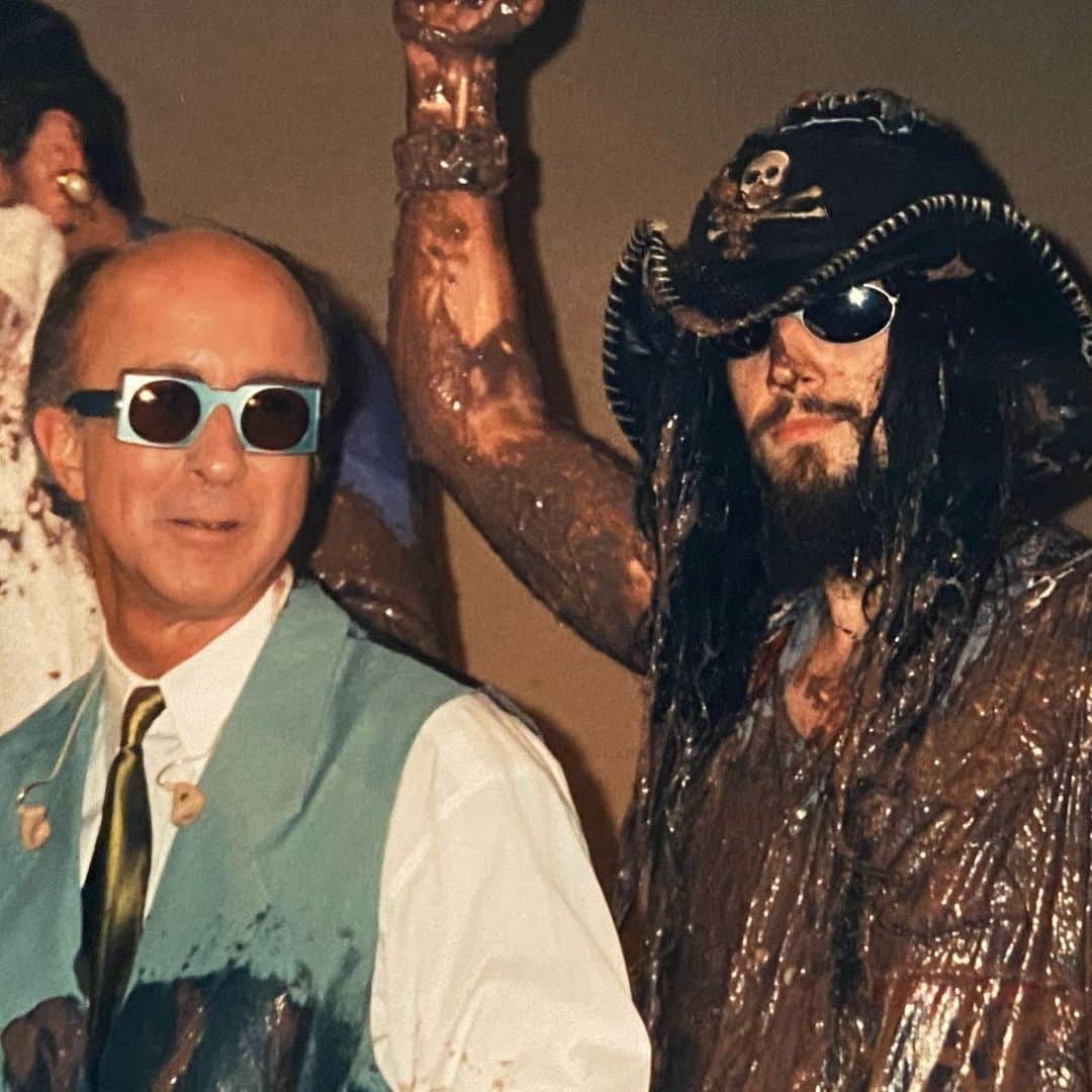 ロブ・ゾンビのインスタグラム：「1995 on the set of Late Night with David Letterman with Paul Shaffer. We both jump in a giant bowl of chocolate pudding. Man, that was a fucking mess. Always loved that show. So glad I got to be on there four times. #robzombie #paulshaffer #latenightwithdavidletterman #chocolatepudding」