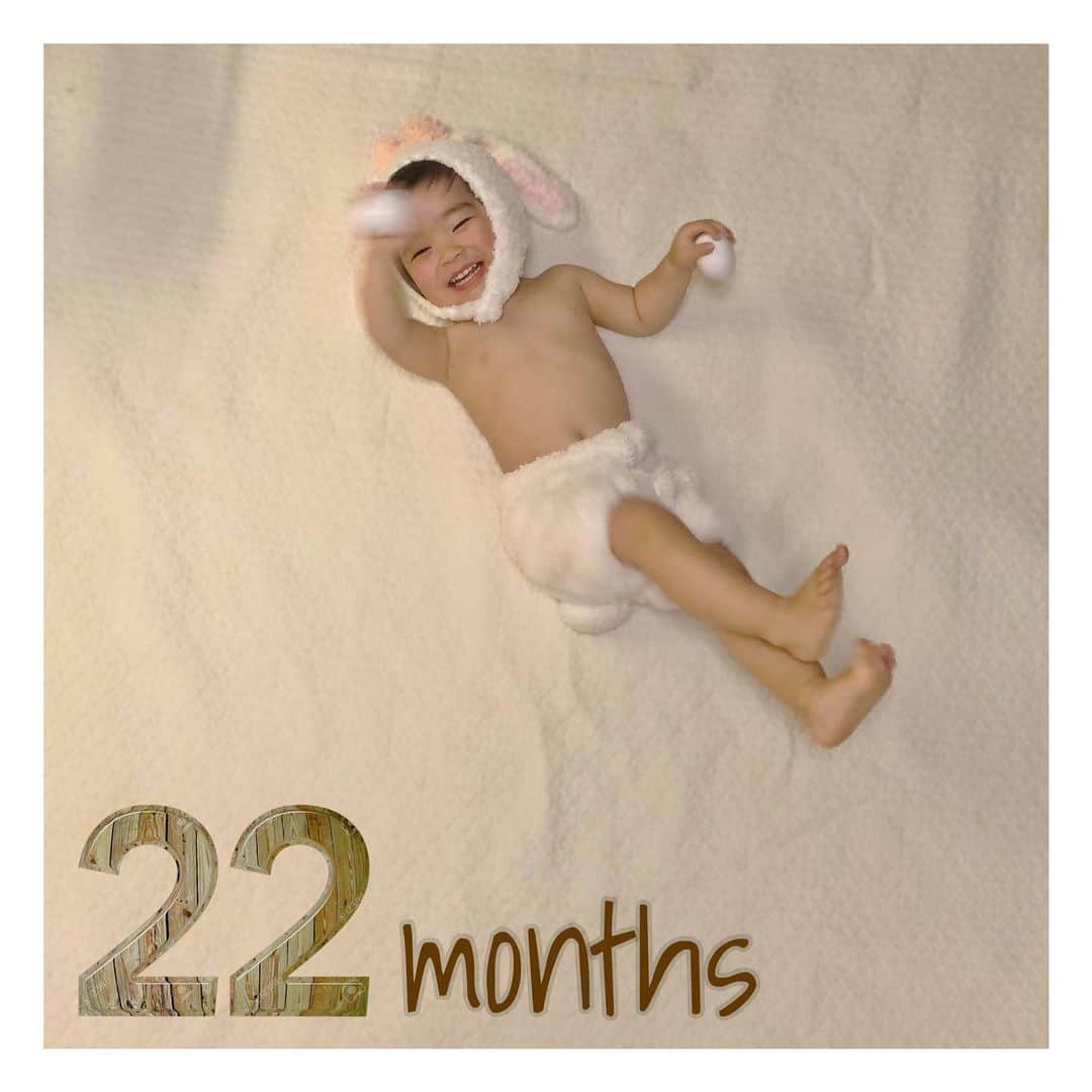 mamamizu.32のインスタグラム：「#22months ( #1y10m )﻿ ﻿ ﻿ ﻿ ﻿ 顔隠すこと覚えてなかなか写真撮らせて﻿ くれなかったゆっちゃん！﻿ ゆずまるうさぎはあと2ヶ月で終了だな！﻿ いつも連写で5,60枚撮ってやっといい写真が﻿ 出てきます😂😂﻿ ﻿ ﻿ ﻿ ﻿ ━━━━━━━━━━━━━━━━━━✍🏻️﻿ ﻿ 成長記録☟☟☟☟﻿ ✔身長85cm 体重12㎏ 足 約14cm﻿ ✔おうち知育3ヶ月目 ベビパ4ヶ月目﻿ おうち英語10ヶ月目﻿ ✔みかん🍊にハマる❤︎﻿ ✔アンパンマンブーム真っ最中﻿ ✔トントントンの替え歌アンパンマンverで﻿ 歌います(*´○`)o¶♪﻿ ✔叫ぶのにハマってる🙉うるさすぎ笑﻿ ✔ 高いところから飛び降りる（着地できないけど）﻿ ✔同世代の子と追いかけっことか、﻿ かくれんぼ的な事をするのが好きそう﻿ ✔美術館デビュー﻿ ✔浅草花やしきデビュー﻿ ✔アンパンマンミュージアムデビュー﻿ ✔1〜10までは英語で言える﻿ ﻿ ﻿ ﻿ ﻿ ﻿ ﻿ ﻿ #ゆずまるうさぎ　の﻿ #成長記録﻿ #ゆずちゃん ﻿ #大きくなりました﻿ #22monthsold ﻿ #もうすぐ2歳」