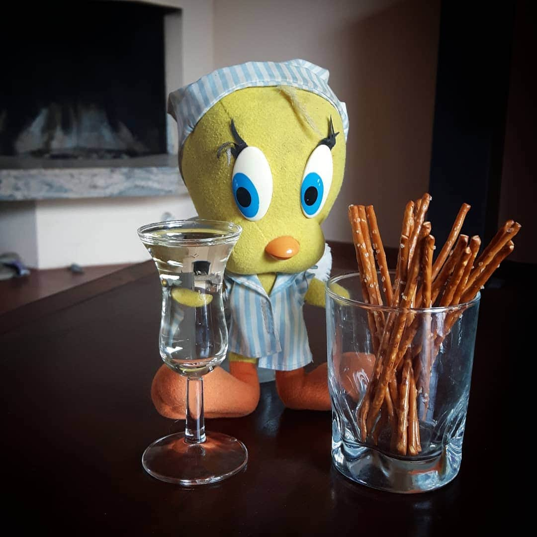 Little Yellow Birdさんのインスタグラム写真 - (Little Yellow BirdInstagram)「These pretzels are making me thirsty😆 #littleyellowbird #tweety #tweetykweelapis #adventures #yellow #bird #weekend #sunday #sundayevening #pretzels #thesepretzelsaremakingmethirsty #seinfeld #jenever #happyhour #cheers #snack #stuffedanimalsofinstagram #plushiesofinstagram」11月22日 23時18分 - tweetykweelapis