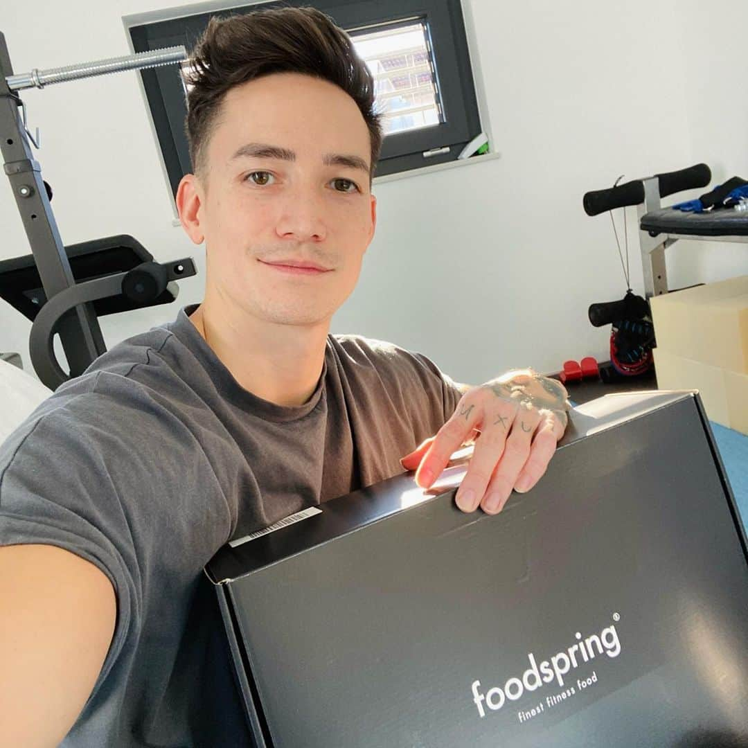 マゼル・ニューエンのインスタグラム：「Das ist die BLACK BOX von Foodspring! Die Box gibt es in den Editionen Muscle oder Shape! Nur so lange der Vorrat reicht 🤗✌🏼  #foodspring #foodspringfamily #blackbox #blackfriday #gymnastics #themarcelnguyen」