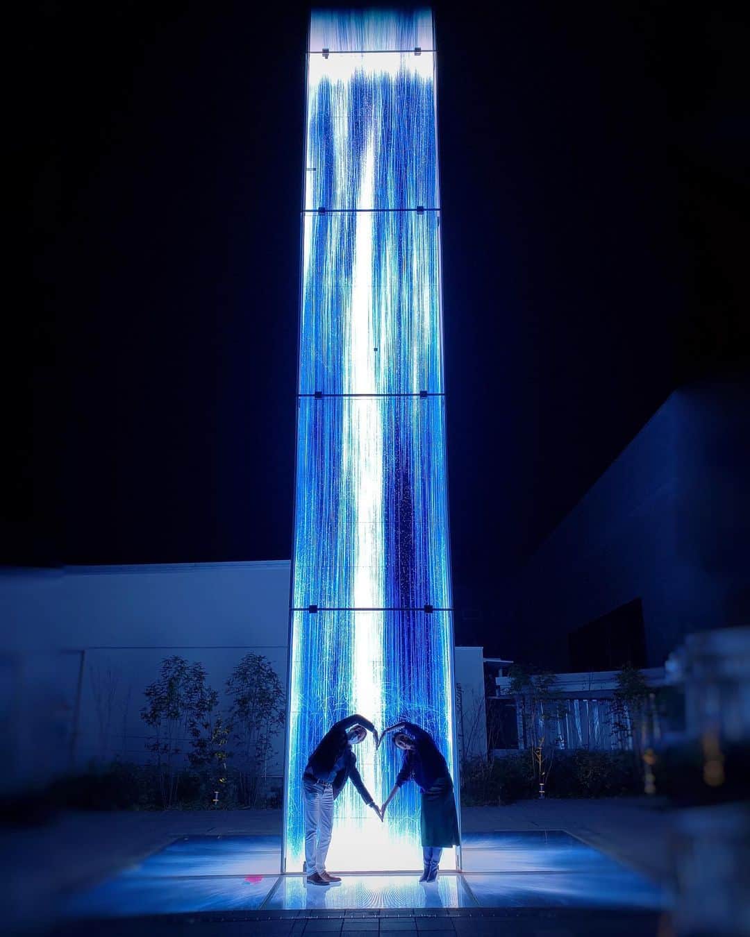 のインスタグラム：「【いいふうふの日 11/22 】に、夫婦のハート🤍を送ります☺️  そして家族のハートも！！❤️  少し前に家族が東京に珍しく全員集合したので、豊洲のチームラボプラネッツへ行って来ましたよ😊  兄弟姉妹と兄嫁と甥と、両親の法事以外で会うことがなかなか出来ないので、貴重な家族愛を感じる時間でした☺️❤️  #早くに両親が他界したので兄弟姉妹すごく仲良し❣️ #兄嫁と甥とテディもノリが一緒で幸せ❣️ #甥っ子が見ない間に185cmになっててビックリ！ #いいふうふの日に互いに感謝を伝え合しましょう❣️ @theodoremillertokyo @ahnrosa @kopihiyori @teamlab @teamlab.planets #いいふうふのひ」