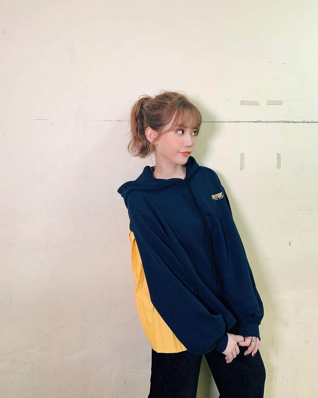 MACOのインスタグラム：「今日は大阪で尼フェスでした！ 久々にお客さんの前で LIVEした、、楽しかったなぁ  ダンサーのみんなとの貴重なステージも 本当にありがとうございました💖  あ 今日の衣装がお気に入りすぎたー。 うしろが黄色ひらひら。  Hair & make @conomii ♡  #MACO #尼フェス #大阪 #ありがとう ♡」