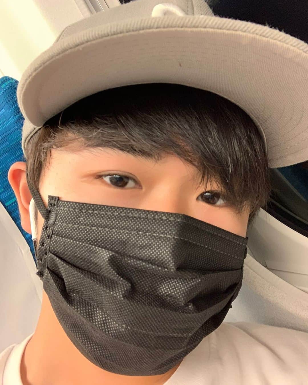 のインスタグラム：「黒マスク×帽子＝最強 説を聞き、黒マスクを毎日のようにしていた今年の夏、新幹線でかっこつけてみた  っていう写真です(笑)  #黒マスク#帽子#最強説#AirPodsも大事#新幹線での写真#ちなみに最近は不織布の白い普通のマスクにハマってます」