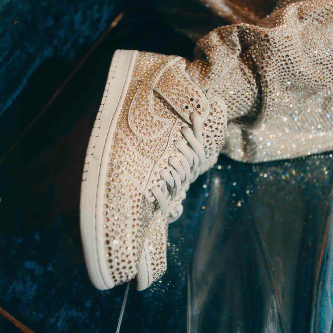 SWAROVSKIさんのインスタグラム写真 - (SWAROVSKIInstagram)「A shoe that shines like a disco ball – it’s the @Nike Dunk sneaker embellished with Swarovski crystals made in collaboration with @CactusPlantFleaMarket. Note how the crystals shine from every angle.   #Swarovski #SwarovskiForProfessionals @renellaice @steve.lacy」11月22日 23時30分 - swarovski