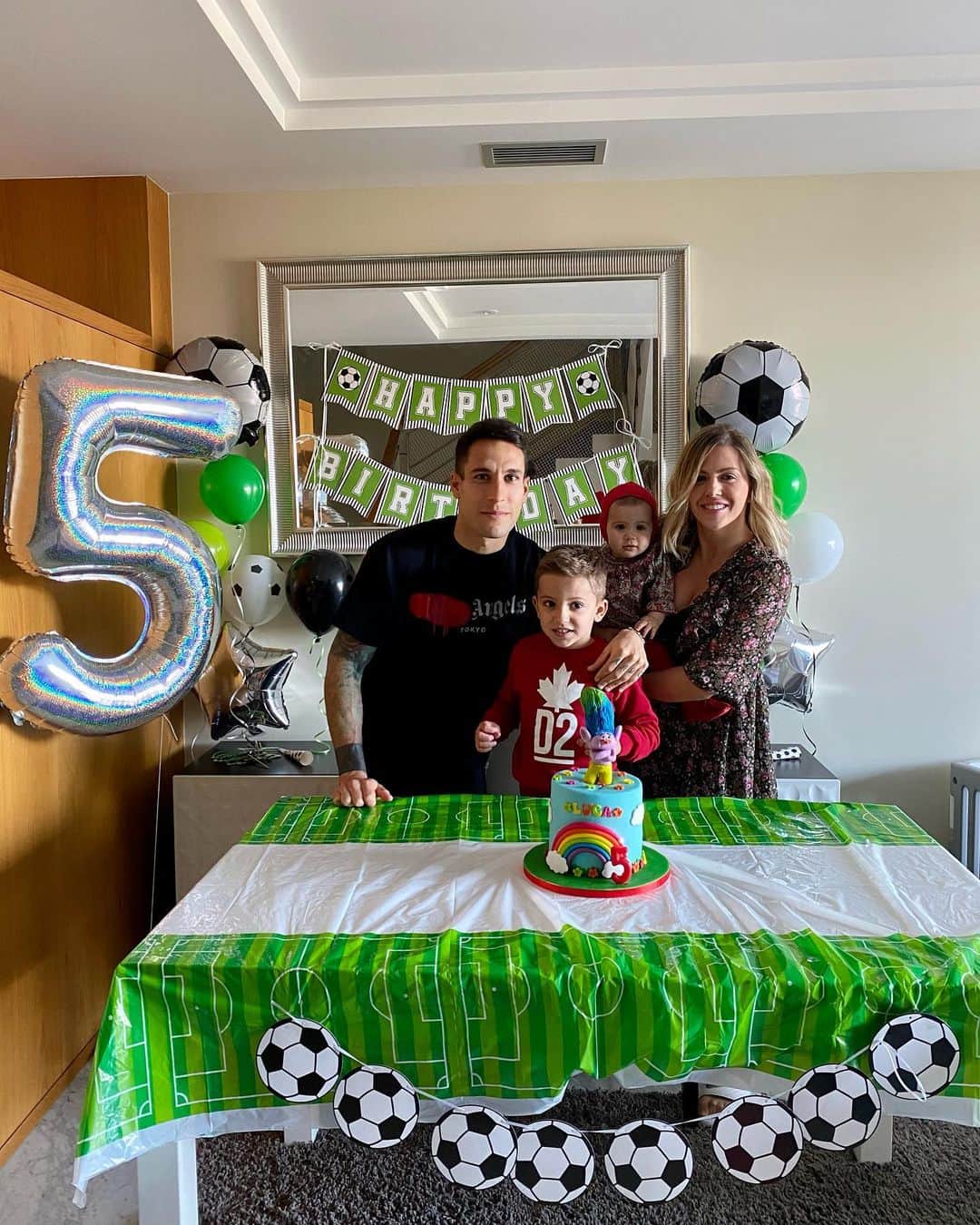 ウーゴ・マジョのインスタグラム：「Hace cinco años llegaste para darnos muchas alegrías Feliz cumpleaños Luquita 🥳 Te quiero enano ❤️」