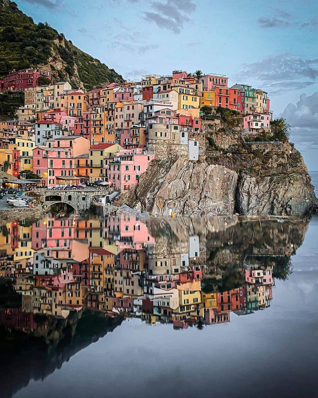 BEAUTIFUL DESTINATIONSさんのインスタグラム写真 - (BEAUTIFUL DESTINATIONSInstagram)「Seeing double vision! 👀 Cinque Terre boasts beautiful, vividly coloured villages located on cliffs overlooking the sea. Here you will find idyllic walking trails, ancient structures, and lovely beaches, perfect for that well-deserved holiday.  Swipe left for a different angle of these charming houses! Have you been here? 🇮🇹  📸 @arden_nl 📍 Manarola, Cinque Terre, Italy」11月22日 23時25分 - beautifuldestinations