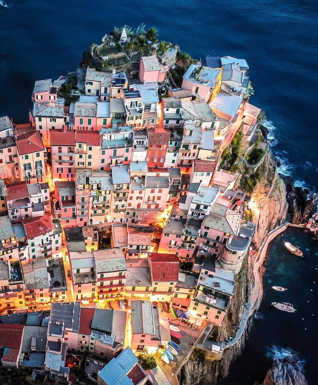 BEAUTIFUL DESTINATIONSさんのインスタグラム写真 - (BEAUTIFUL DESTINATIONSInstagram)「Seeing double vision! 👀 Cinque Terre boasts beautiful, vividly coloured villages located on cliffs overlooking the sea. Here you will find idyllic walking trails, ancient structures, and lovely beaches, perfect for that well-deserved holiday.  Swipe left for a different angle of these charming houses! Have you been here? 🇮🇹  📸 @arden_nl 📍 Manarola, Cinque Terre, Italy」11月22日 23時25分 - beautifuldestinations
