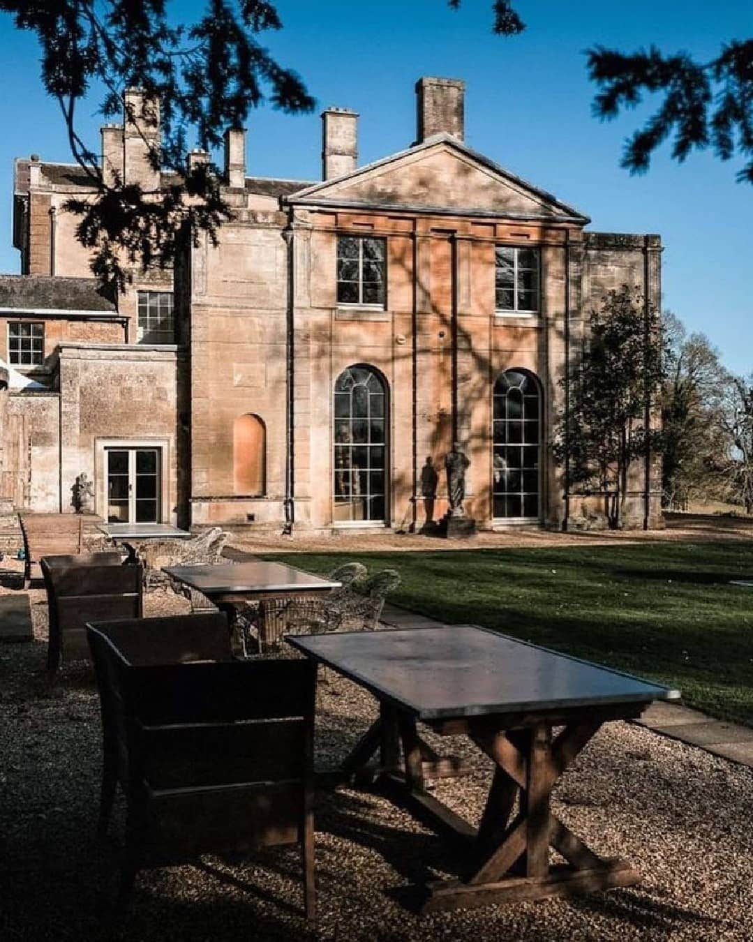 BEAUTIFUL HOTELSさんのインスタグラム写真 - (BEAUTIFUL HOTELSInstagram)「Aynhoe Park embodies traditional English grandeur with eclectic décor. This luxury English countryside manor stands in a massive 36,000 sq ft of beautifully maintained grounds on open countryside.🏰  The private family home of @jamesaynhoe & @sophieaynhoe, Aynhoe Park opens its doors for unique celebrations or an idyllic retreat—with a touch of whimsy.🥂  Swipe for a tour of the estate ➡️  📸 @alixelay, @barkerevans, @markwallisphoto, @charlottehuweddings,  @homeandbalance 📍@aynhoepark, Aynho, Banbury, Oxfordshire, United Kingdom」11月22日 23時29分 - beautifulhotels