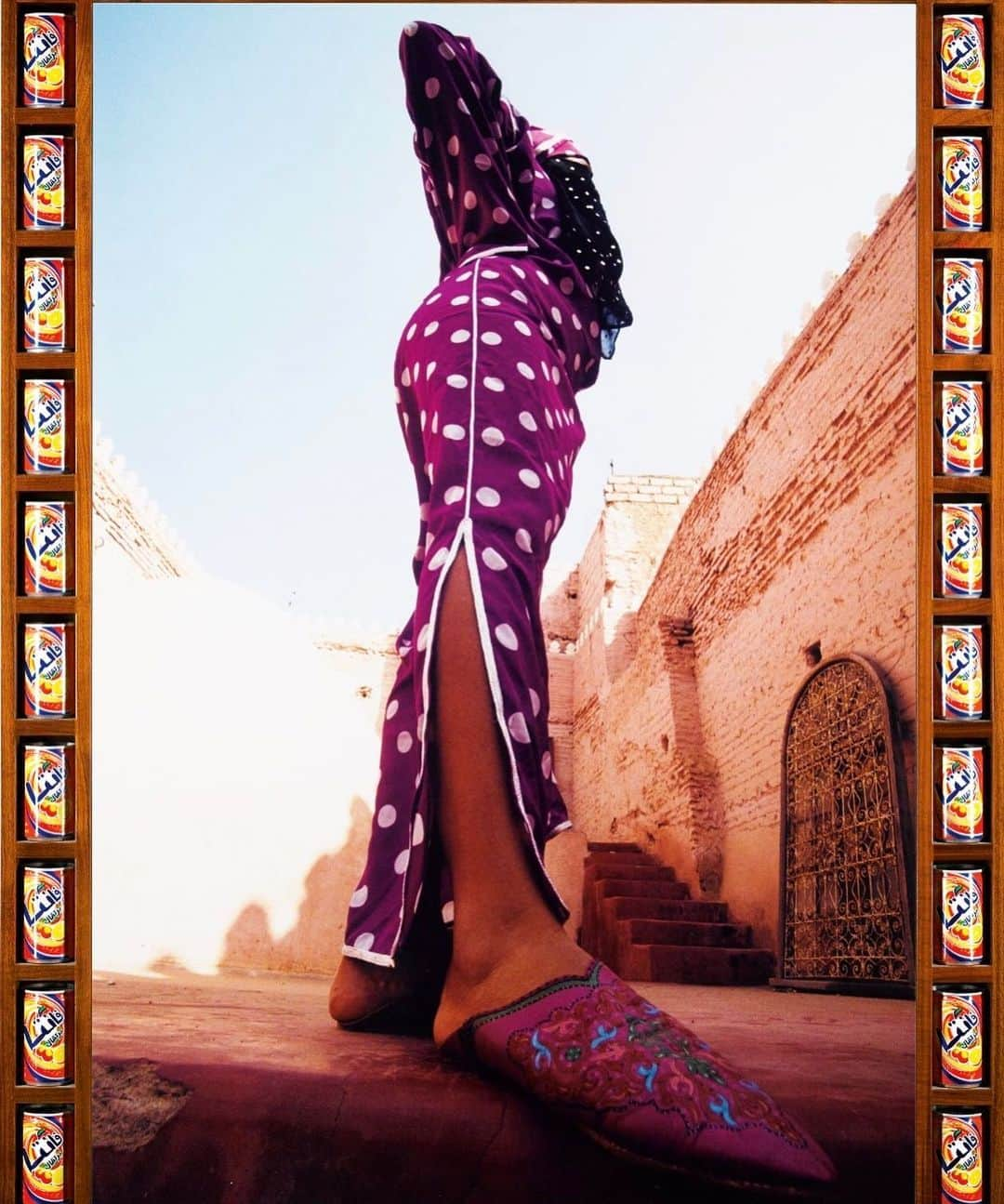 サザビーズさんのインスタグラム写真 - (サザビーズInstagram)「Mixing camouflage, polka-dot, or animal prints with traditional fabrics from the souk, Hassan Hajjaj’s photography brings a sense of play that melds his Moroccan heritage with a patchwork of urban culture, influenced by a mix of #London’s hip-hop and reggae scenes.   Often referred to as his native country’s answer to #AndyWarhol, Hajjaj’s practice hints to #PopArt fashion photography and the studio work of Malian photographer Malick Sidibe. His biggest love is for his subjects, mostly photographing people he has formed a connection with – friends, friends of friends, family and colleagues.   Pictured here 📸 is ‘Sista’ from 2000, a highlight of ‘Contemporary Curated’, open for bidding until 24 November. #sothebyscontemporary」11月22日 23時38分 - sothebys