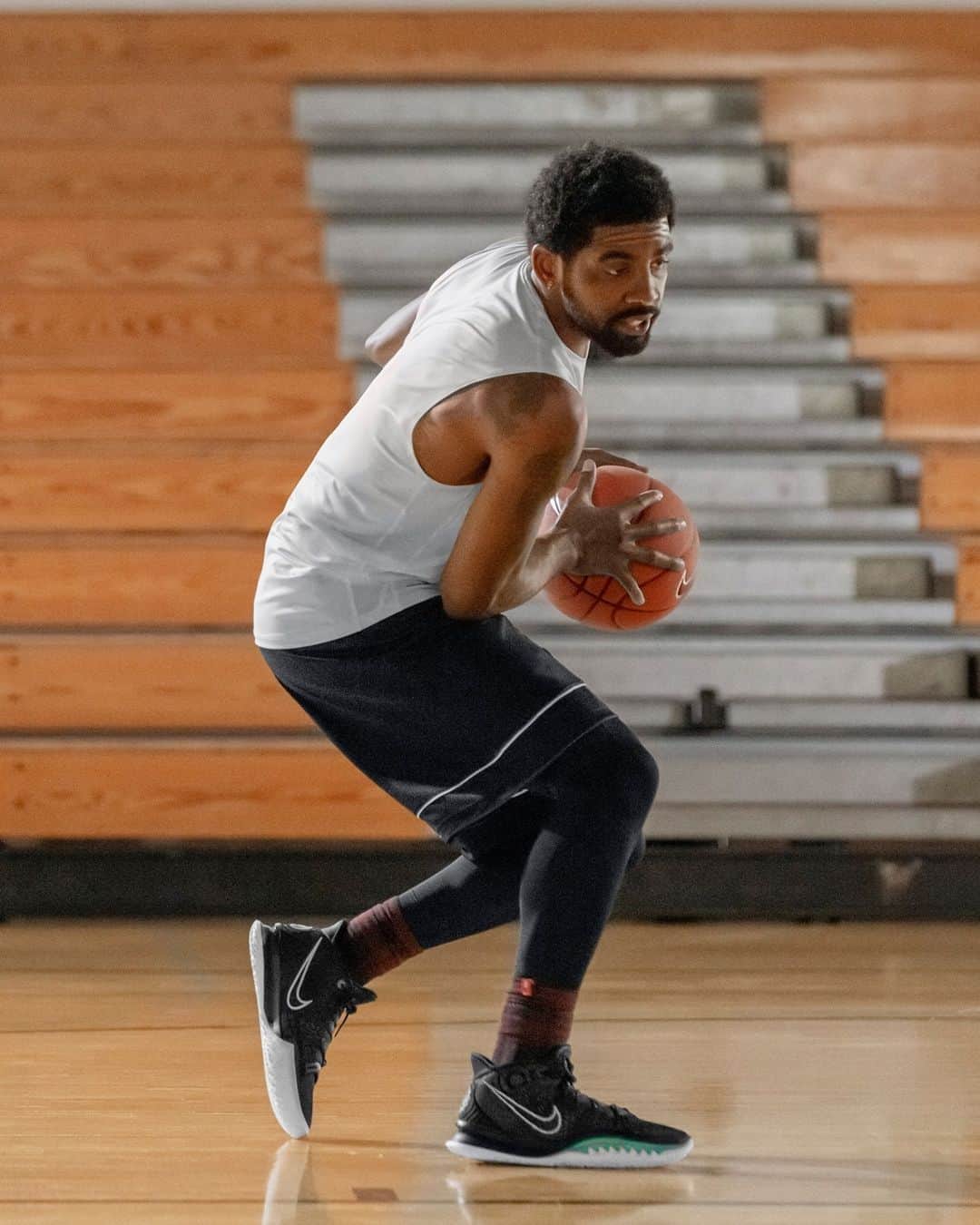 Foot Lockerさんのインスタグラム写真 - (Foot LockerInstagram)「Quick first step. #Nike Kyrie 7 'Brooklyn' launches tomorrow 11/23. Men's + Kids sizes.」11月22日 23時39分 - footlocker